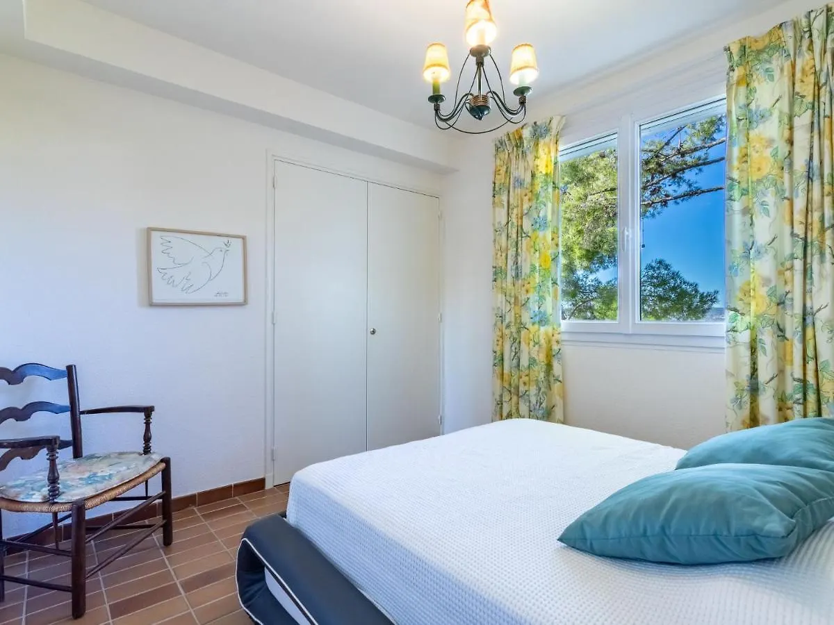 Apartment Les Bougainvillees By Interhome Le Lavandou