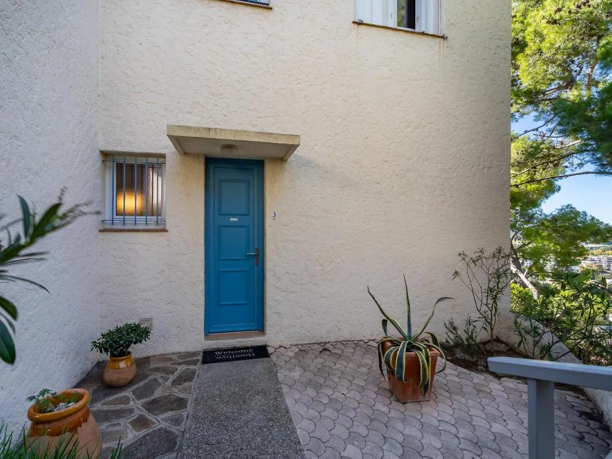 Apartment Les Bougainvillees By Interhome Le Lavandou